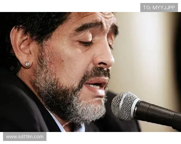 阿足协主席晒海报纪念马拉多纳65周年诞辰深情告白我爱你迭戈